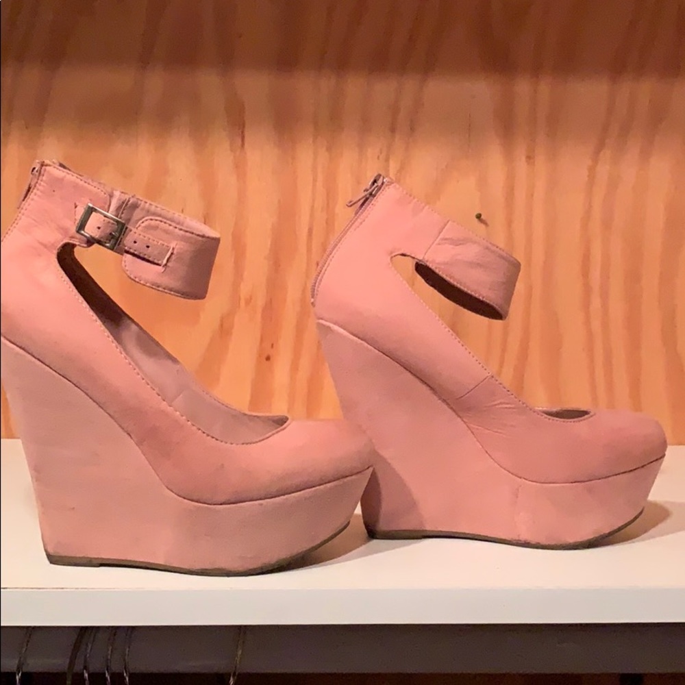 Brekelle’s 6 inch suede pink wedges